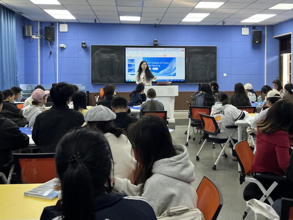 教师技能训练中心开展集中听评课活动